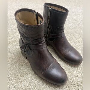 Women’s Frye 76104 Lynn Strap Short Boots Size 7.5B, Brown, White Gently Used